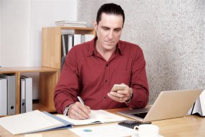 Empresário a contabilizar que tipo de crédito melhor se adequa à sua situação financeira