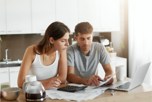 Casal a comparar diferentes tipo de crédito