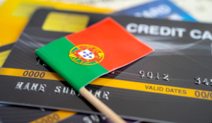 Bandeira de Portugal pousada sobre um cartão de crédito