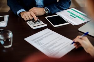 Intermediário de crédito a analisar contrato com cliente