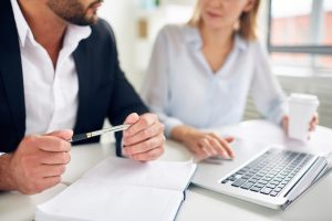 Discussão de plano de negócios em reunião de trabalho