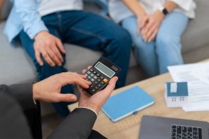 Intermediário de crédito a simular os custos de um crédito de casa a um casal potencial comprador