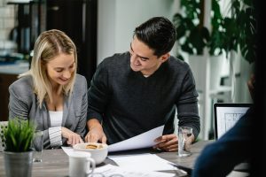 Intermediário de crédito a analisar projeto habitacional com casal