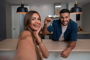 Casal a visitar a casa que adquiriram com o crédito habitação para jovens