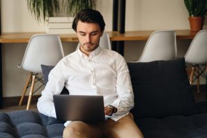 Jovem profissional a trabalhar no computador num espaço de coworking