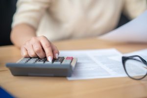 Pessoa a calcular o orçamento familiar antes de pedir um crédito