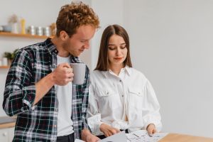 Casal a analisar o impacto da Euribor no orçamento familiar