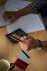 Pagamento de uma compra online com um dos cartões de crédito